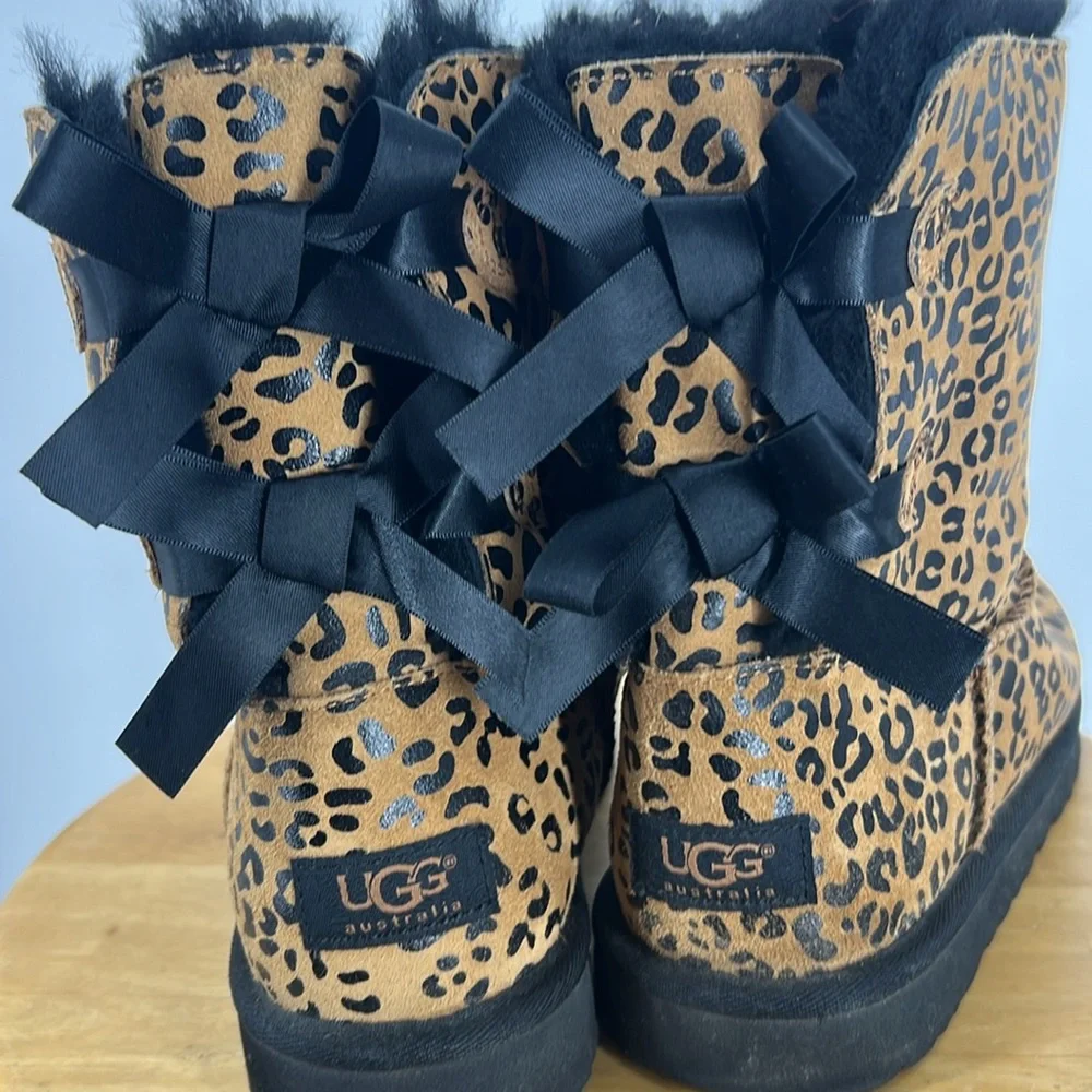 Ugg Australia Bailey Bow Leopard Print black lining Sheepskin Leather Boots 6